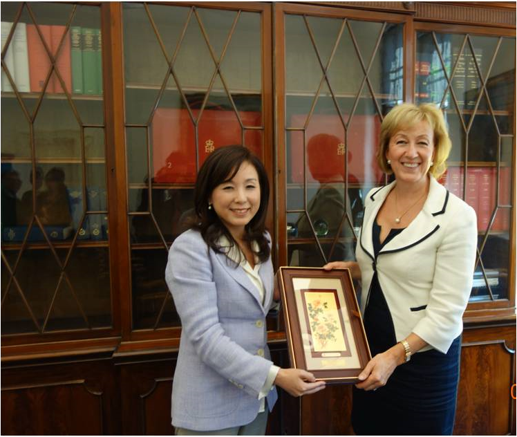 本會李理事長紀珠拜會英國財政部與英國銀行公會推動國際交流與合作